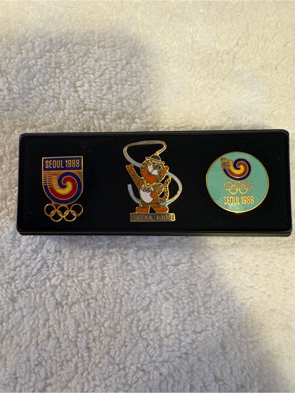 Seoul Korea 1988 Olympics Hodori Logo 3-Pin Round Pinback Set Display Case Tiger